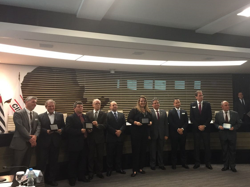 A presidente do SIPC, Fernanda Hipólito, recebe o prêmio junto com outros vencedores (Foto: Divulgação)